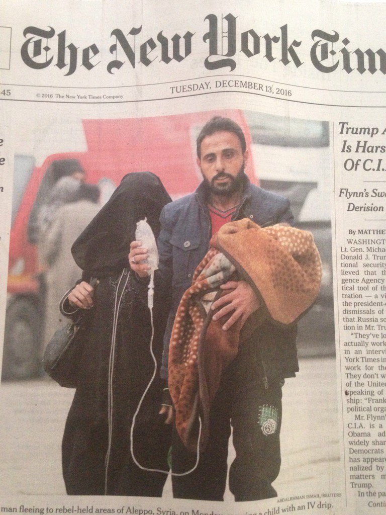 Fuir Alep avec son bébé sous perfusion dans les bras à la Une de <a href="/nytimes/">The New York Times</a>