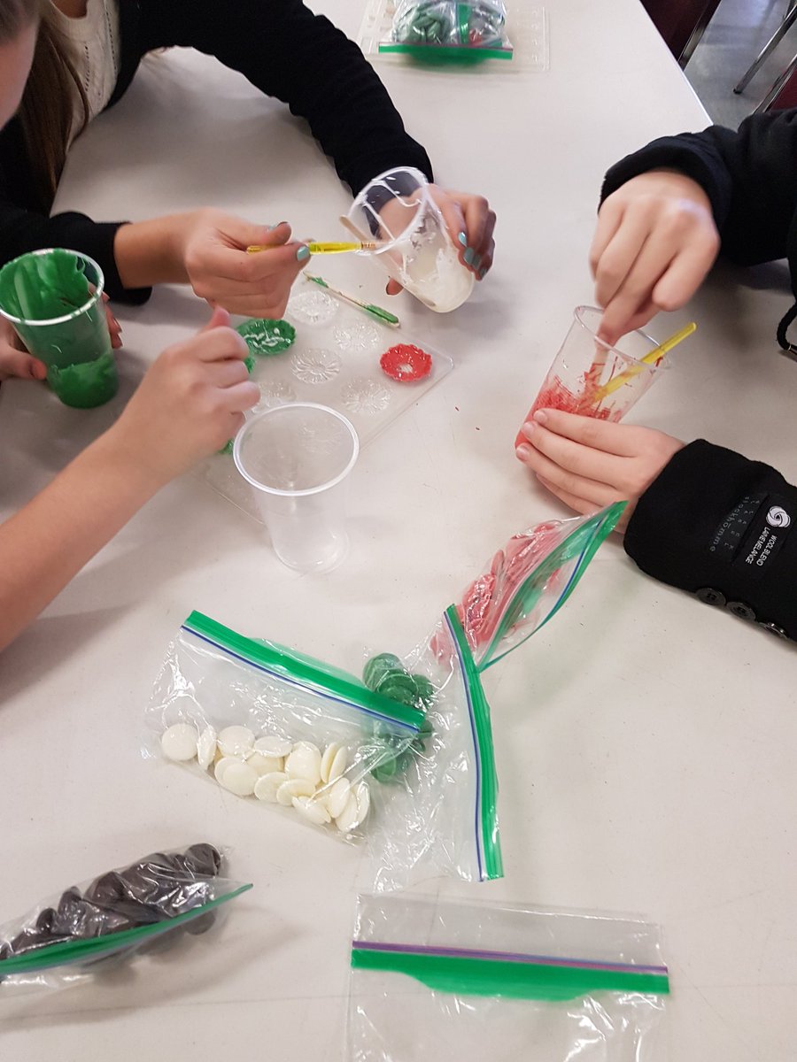 Rnanomendes1's tweet photo. Grade 8 Ss - Apprendre en Faisant workshop ( Manitoba Association of French Teachers) @MATF_AMPF https://t.co/cWvJ1Tml5m
