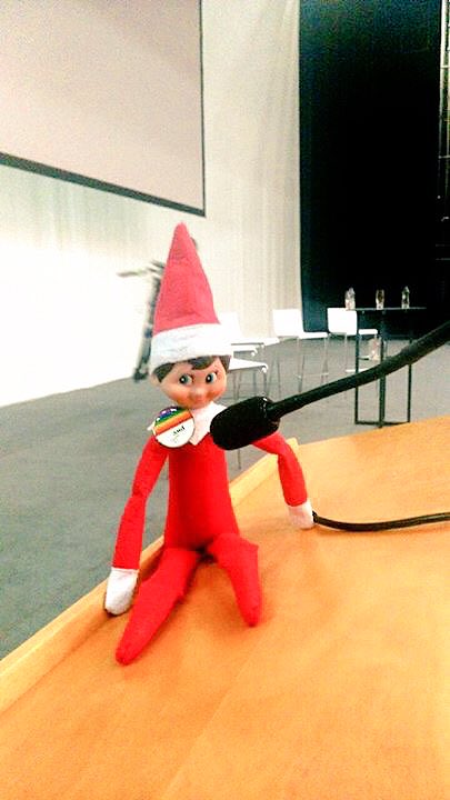 pwcirl_careers's tweet photo. Elfie asking our Managing Partner @FeargalORourke some questions following our annual Firm town hall #PwCElfie #discoverpwc #insidepwc https://t.co/dR7qS1SxSB