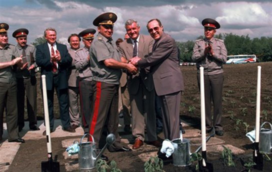 IntlSecurity's tweet image. June 1996, US SeDef, Ukraine MinDef, &amp;amp; Russian MinDef shake hands. Can you imagine this happening today? ow.ly/tfX23075MqM