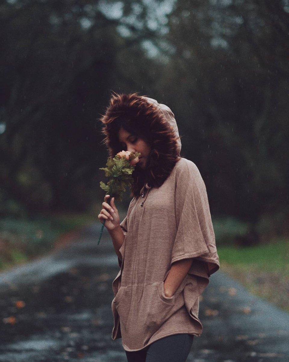 Sometimes you gotta stop and smell the roses. Don't forget to take a break from your busy schedules...🌹 #roses #fashion #fall #rainydays
