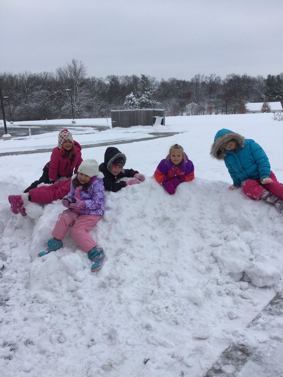 Matuleftweets's tweet photo. Kildeer 1st grade students LOVE snow! https://t.co/nx1LmCXo6i