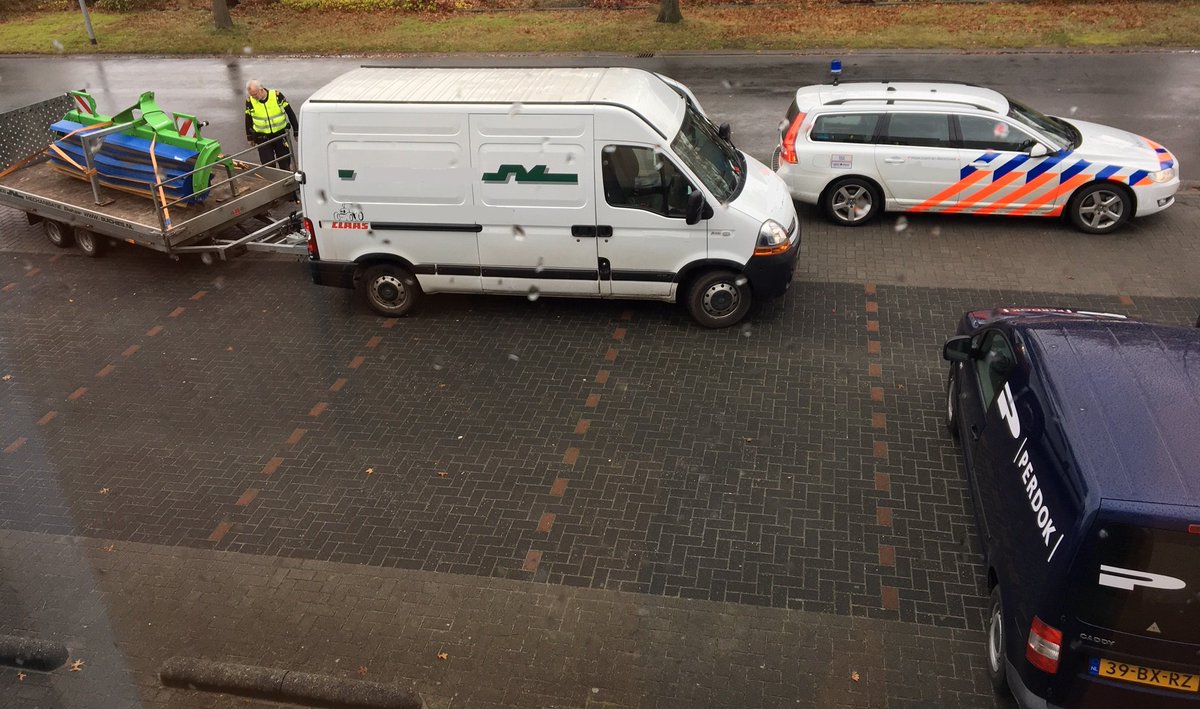 PERDOKBV's tweet photo. Zelfs de politie houdt onze technische diensten nauwlettend in de gaten. #PerdokMaaktDatHetWerkt! https://t.co/EDfNlPrvhK