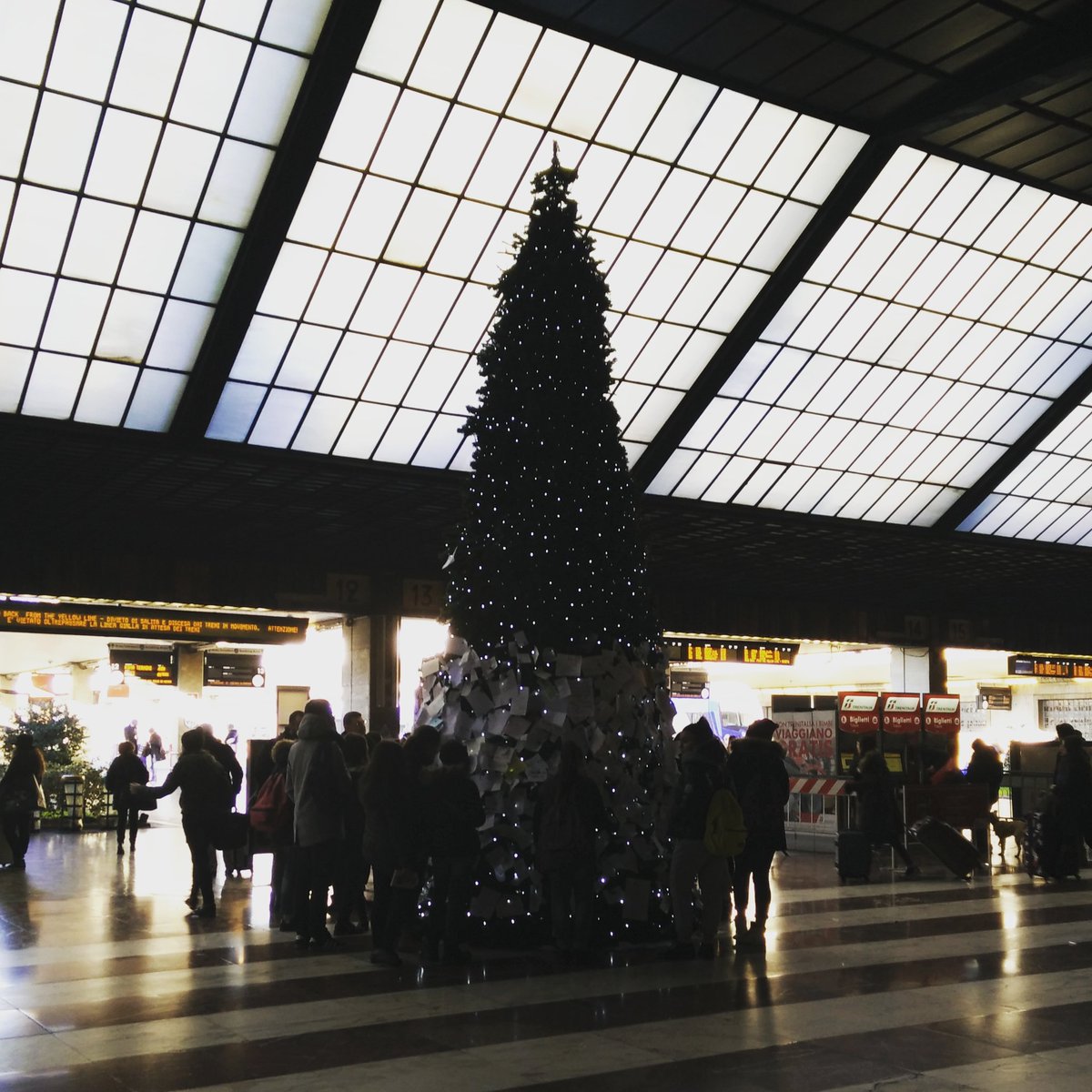 vitapendolare's tweet photo. Ogni anno, come da tradizione. #alberodinatale #natale #natale2016 #stazione #vitadapendolare #pendolaritoscana #firenze https://t.co/B4DHj9LHGU