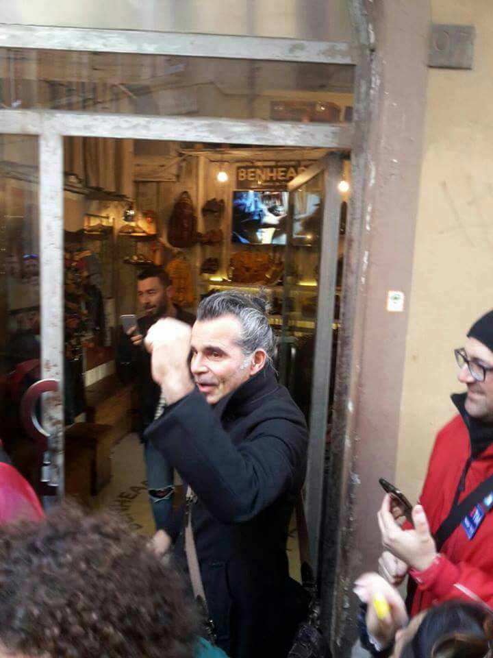 violaaa1981's tweet photo. @BarbieXanax #scioperotim #iononsonouncosto incontriamo #pieropelù e lui #pugnochiuso ✊ https://t.co/UewL9D4Qr5