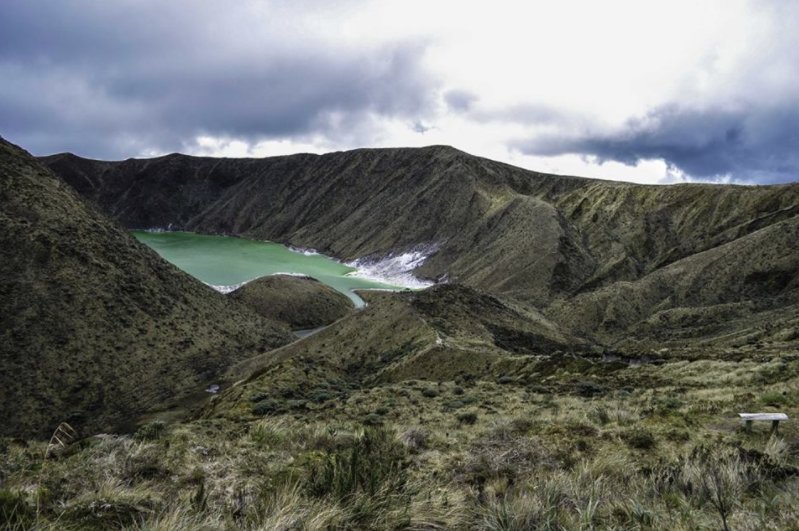 explorandolo's tweet photo. Laguna Verde, Colombia. Su color característico se debe a las concentraciones de azufre que contiene por la actividad volcánica. https://t.co/uIsVZzMN5L