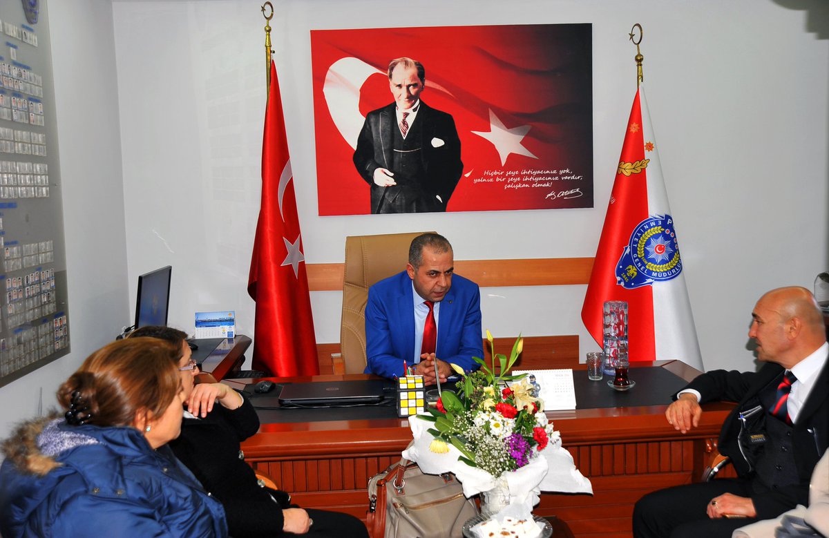 ++İlçe Emniyet Müdürümüz Mesut Gürken'e taziye ziyaretinde bulunduk. Tek dileğimiz artık bunun son olması...