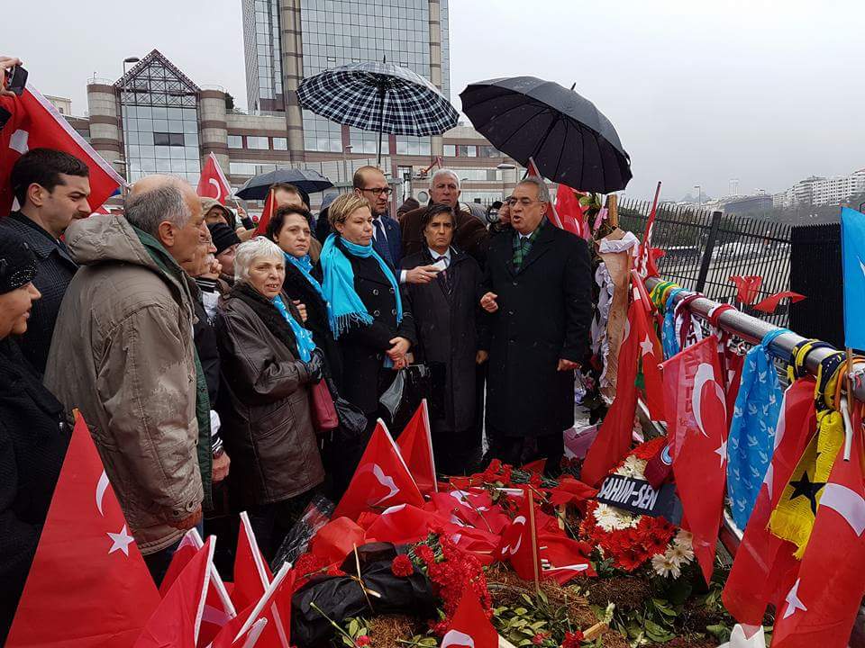 İstanbul Beşiktaş Dolmabahçe'de yaşanan katliamda yaşamını yitiren şehitlerimiz için 44 karanfil bıraktık.Mekanları cennet olsun.