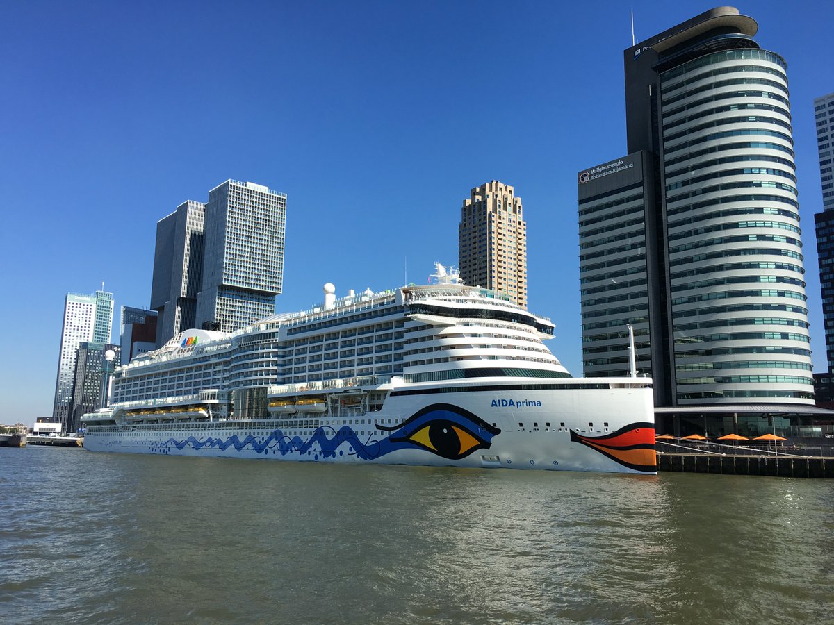aida_cruises's tweet photo. Premiere für den Kinofilm Kundschafter des Friedens mit Winfried Glatzeder &amp; Regisseur Robert Thalheim auf AIDAprima https://t.co/f5pzjSGw9y https://t.co/2y3iR441eH
