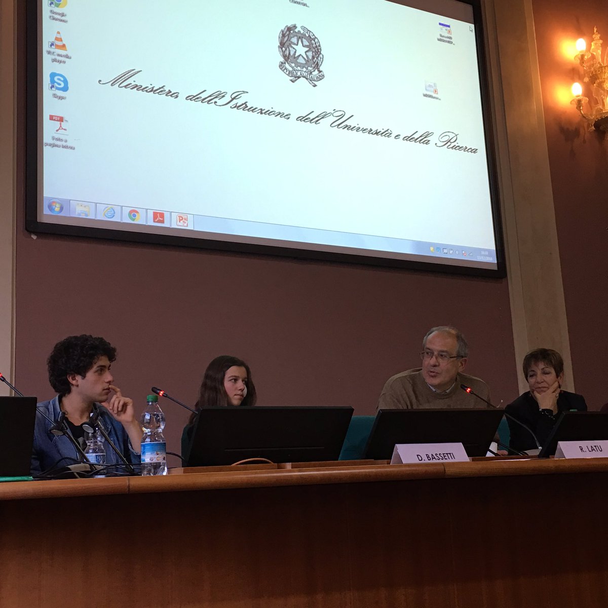 Il dott Cantisani parla con i ragazzi testimonianti l'alternanza della bellezza dell'esperienza del volontariato nato a scuola #90aviscuola