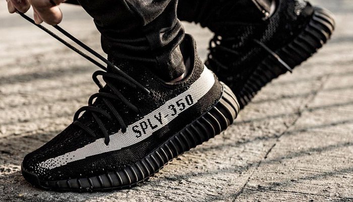 yeezy 350 oreo on feet