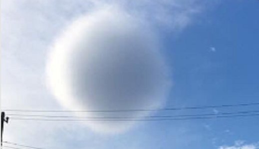 PonchoMunoz's tweet photo. #YaMeEntere que en Japón 🇯🇵 se vio una nube ⛅❄perfectamente redonda 
¿Anunciará que mañana habrá ⚽?
Señal de #HoyVoyATenerSuerteEn el día
RT https://t.co/oNJYjYFgnC