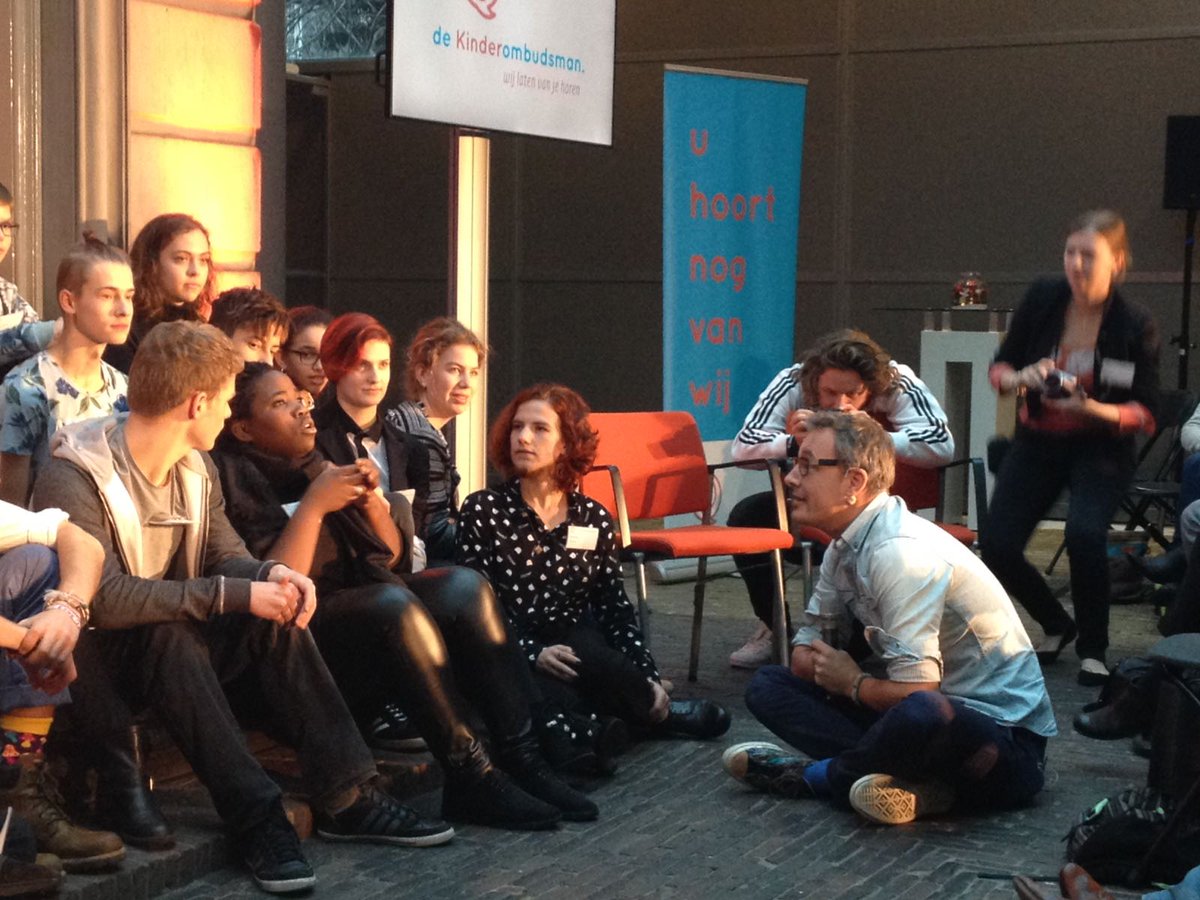 Kinderen vertellen <a href="/Kinderombudsvrw/">Margrite Kalverboer</a> wat beter kan in Nederland. Leerling Stef: 'Gebarentaal moet verplicht vak worden.' #kinderrechtentour