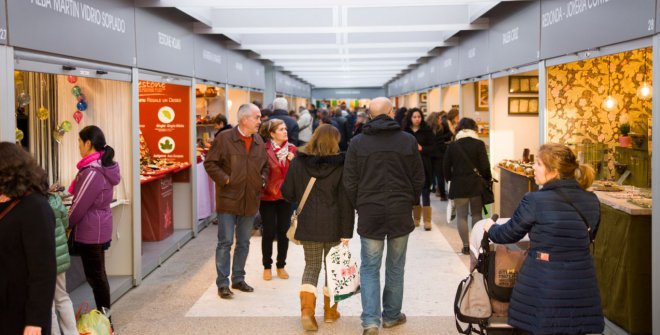 Visita la XXIX Feria Mercado de Artesanía de la Comunidad de #Madrid, en la Plaza de España, y llévate un recuerdo navideño de la ciudad.