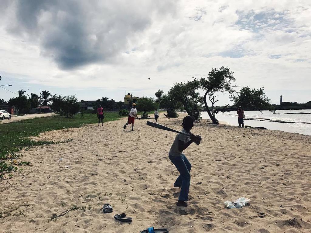 Playing a pick up game with the kids in by the beach #sanpedrodemacoris #artesanoproject20… ift.tt/2gwEa3i