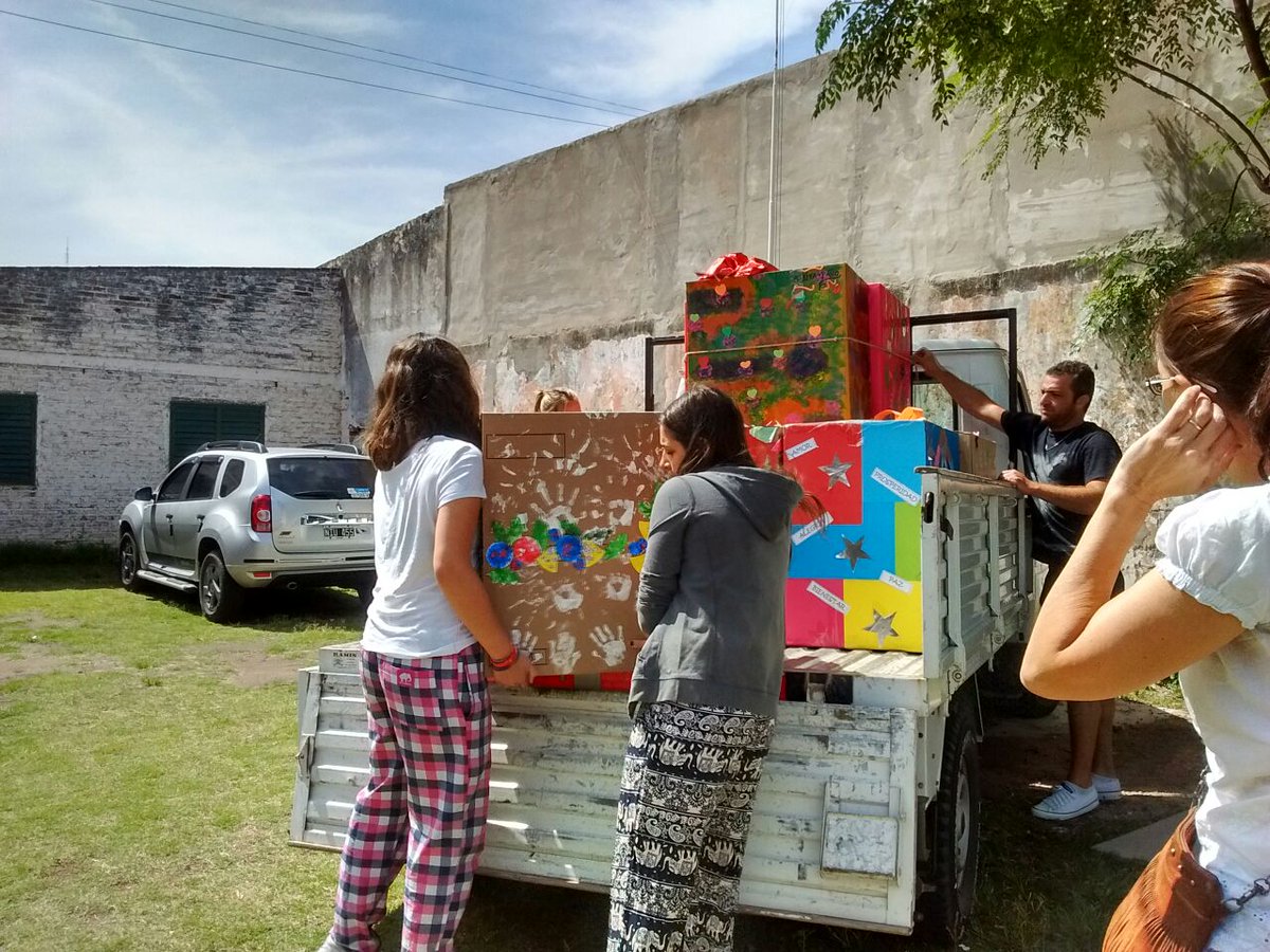 CEA2017's tweet photo. Hoy finalizamos con el proyecto 'Noche Buena para Todos' entregando las cajas navideñas a las familias de la escuela Paz Pan y Trabajo 🎄🎁🎇💙 https://t.co/5HrZYUEMCp