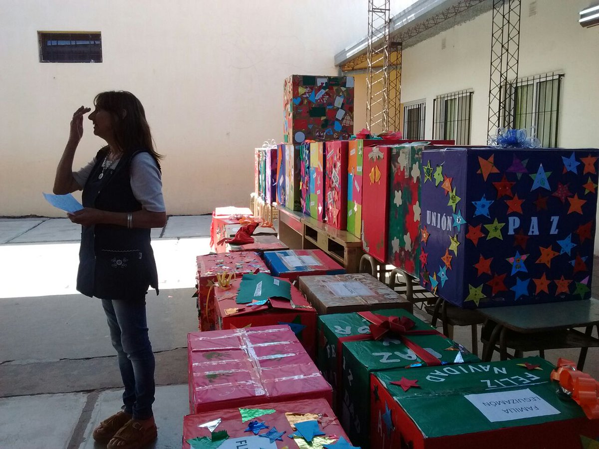 CEA2017's tweet photo. Hoy finalizamos con el proyecto 'Noche Buena para Todos' entregando las cajas navideñas a las familias de la escuela Paz Pan y Trabajo 🎄🎁🎇💙 https://t.co/5HrZYUEMCp