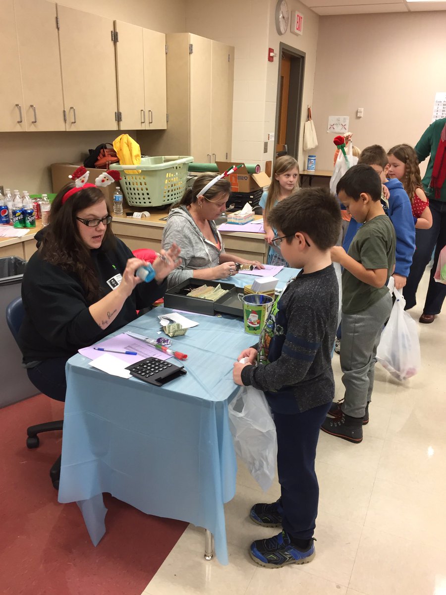 GES_mbmeyer's tweet image. Holiday shop at GES! #GESPirates #penguinfun @PPHolidayShoppe