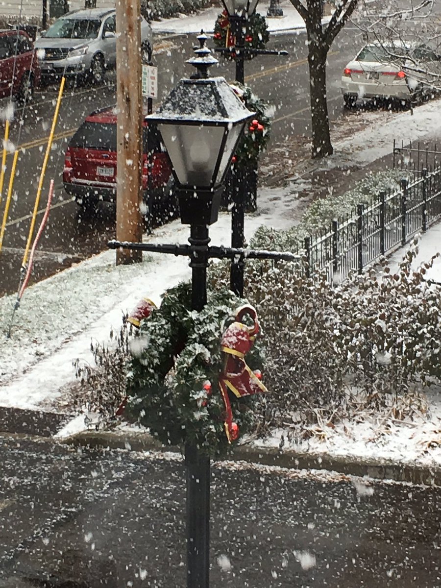 dublinkatie's tweet photo. Snow is falling in #dublinohio today. It's beginning to look a lot like Christmas 😀 https://t.co/zlifrR4iig