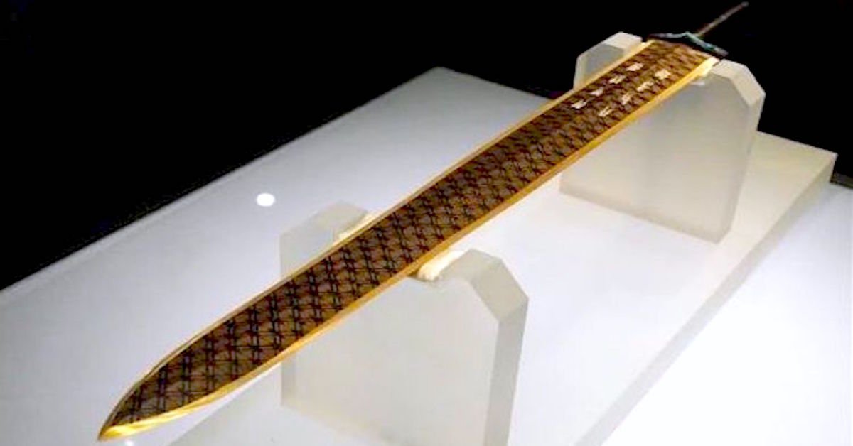 Brainfeeds's tweet image. mymodernmet.com/sword-of-gouji… 2500 yr-old Chinese sword still cuts like new. #ancient #history #china #sword #armor