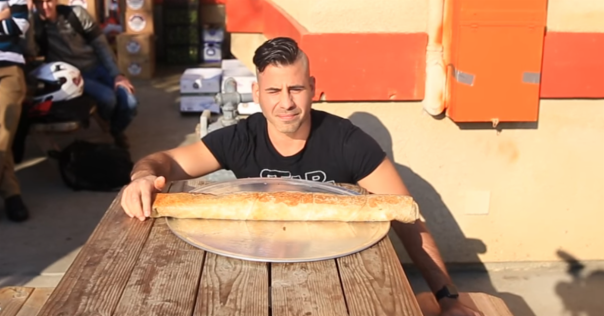 instacutecanada's tweet photo. Watch This Absolute Animal Devour a 3-Foot-Long… https://t.co/J6XWeT56G9 #Maxim_Man #Food_Drink #Competitive_Eating #Food #Anaconda_Burrito https://t.co/xSpCc8ocUp