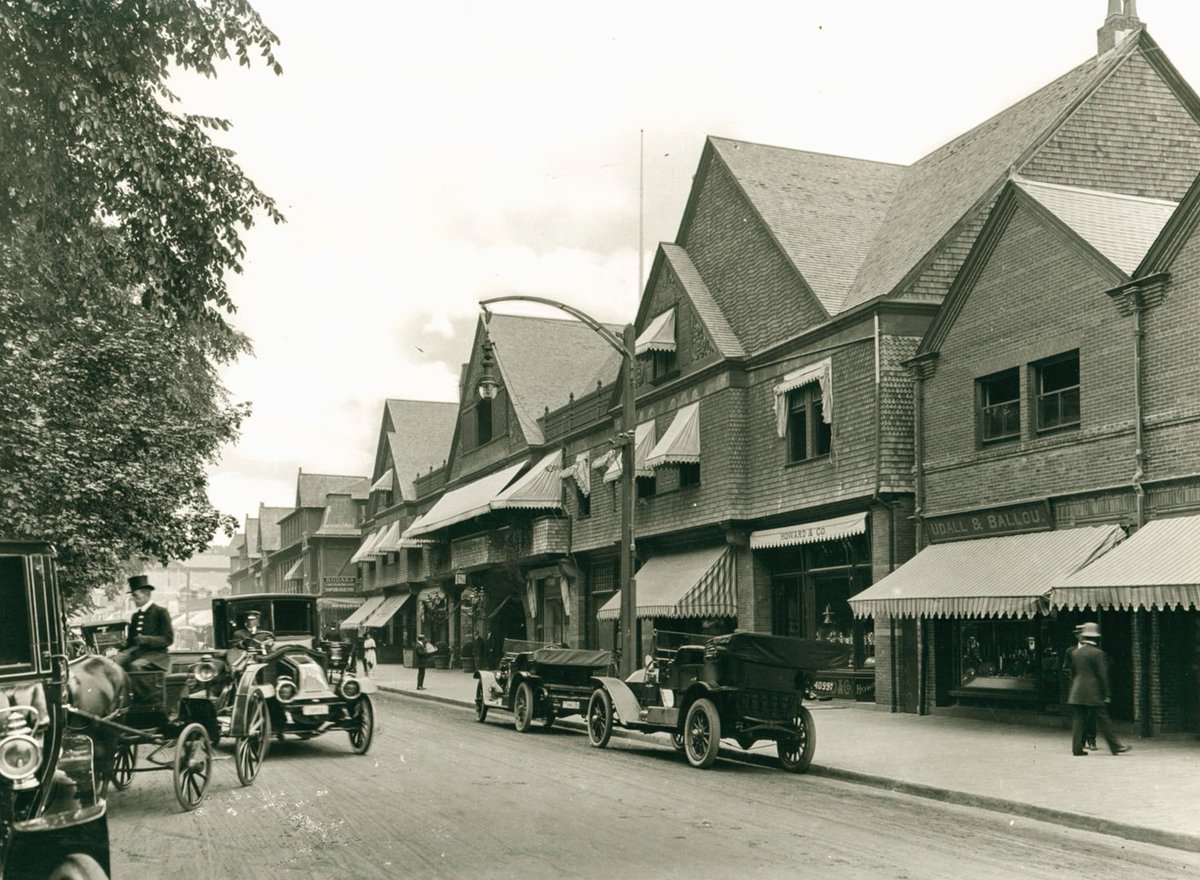 TennisHalloFame's tweet photo. If you were strolling down Bellevue Avenue in Newport at the turn of the century, this would be your view. #newport #history #archives https://t.co/Iu0OirOtma