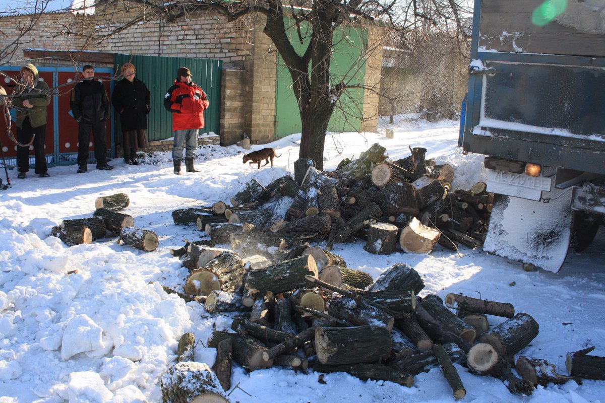 HelpuaorgEng's tweet photo. Firewood and stoves for needy people in the East of Ukraine from American churches.
#helpua https://t.co/mrDNfhTBGV