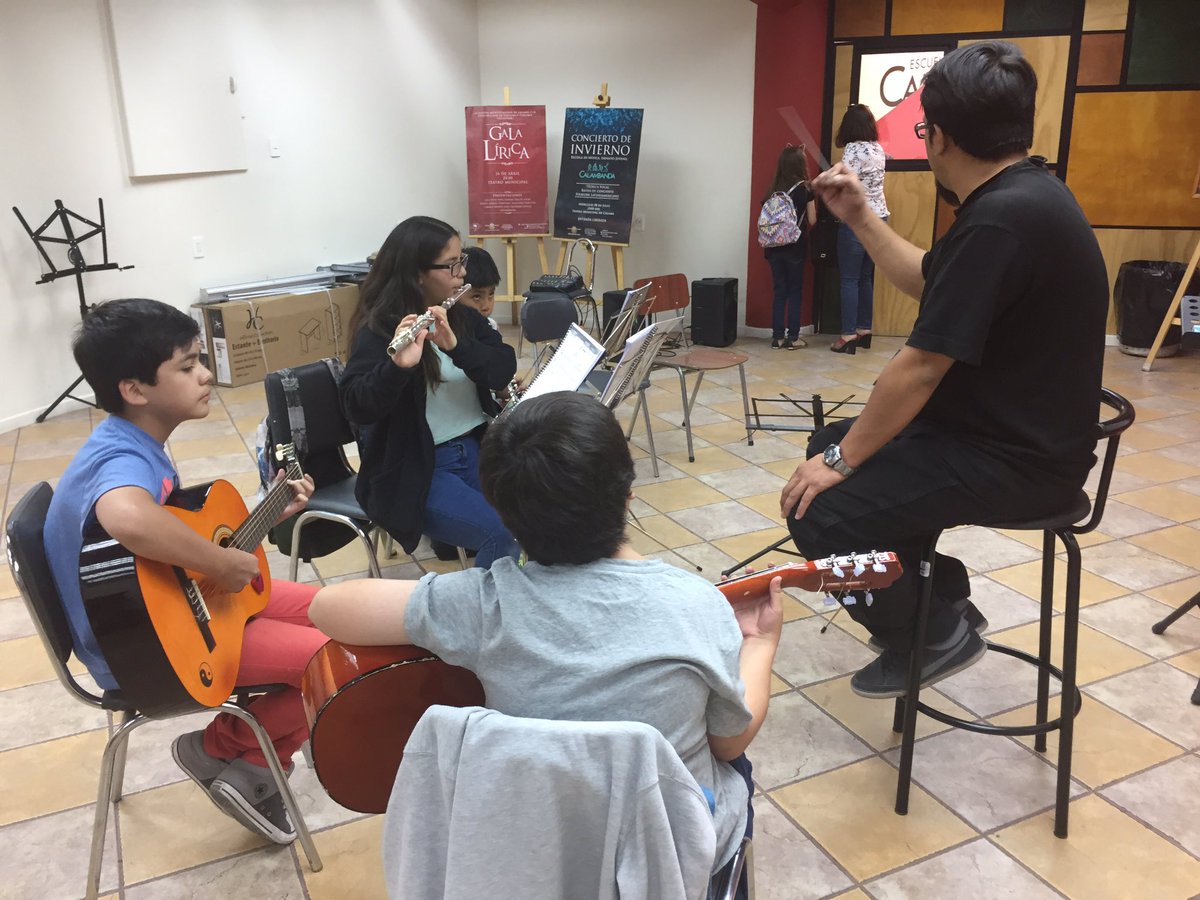 Niños, jóvenes y adultos de la Escuela Calambanda realizan los últimos ensayos de las actividades que presentarán este fin de semana.