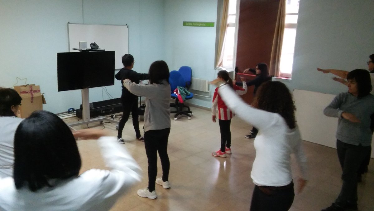 apicste's tweet photo. Aquesta tarda al #CAPdeFlix, commemorant els seus 30 anys, la metgessa Pilar Peréz ha fet una sessió de Tai chi adreçada a la població. https://t.co/yCzpu6WJPo