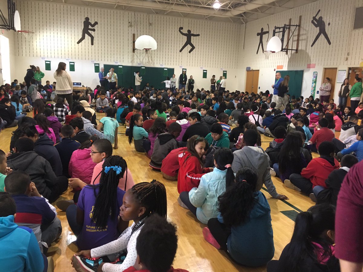 MCPL_Libraries's tweet photo. We had a great time at #OakviewES! Every student now has a #LibraryCard! #LibraryLink #ConnectedMoCo #LiterateMoCo @MCPS https://t.co/NoEoYDRIBX