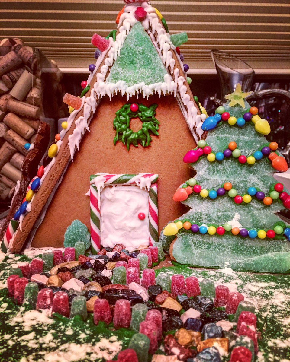 han_robins's tweet photo. Fav holiday tradition: making a bomb gingerbread house #HolidaysByUs @GoogleStore 🎅🏼🎅🏼🎅🏼 https://t.co/3lt304rSI7
