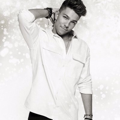 ConnorPhillips's tweet photo. Spare a thought this Christmas for those with their hand stuck to the back of their heads. For a small donation we can help people like Matt https://t.co/dPgWo2B8Ij