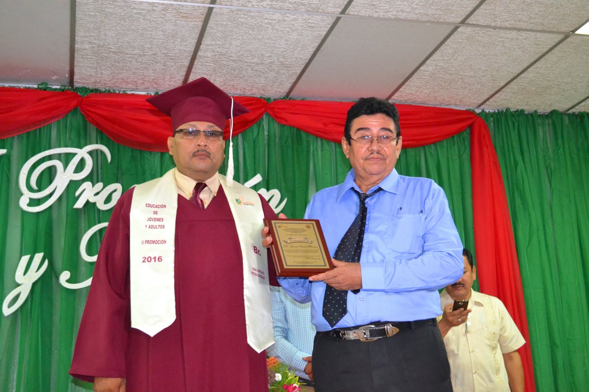 UNAnicaragua's tweet photo. #Sitando, #UnaAl100 y el @minednicaragua entregan diploma a 85 nuevos #Bachilleres como parte del #ProgramaDeEducación a #JovenesYadultos. https://t.co/NKFeI8wrn0