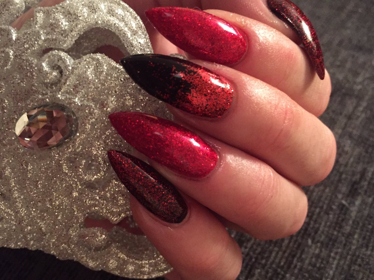 HReedNails's tweet photo. In love with these, time to do my own nails  #cndshellac #nailsonpoint @lovelecente @CNDWorld https://t.co/ytXhnfbakb