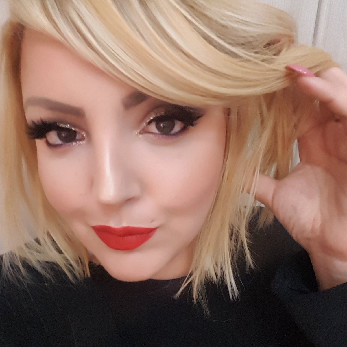 Davi_G27's tweet photo. #Christmaseve makeup filmed! #bbloggers #makeup #MakeupTutorial #beauty #malta #blondehairdontcare #blonde #mua #makeupartist https://t.co/SWSsbHMMCF
