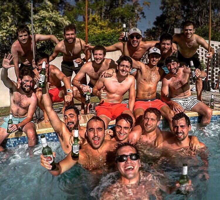 ButelerFC's tweet photo. El plantel de la Bute despidiendo el año como se debe #MasCopasQueAños #QueLaCuentenComoQuieran https://t.co/qwsaCyC3Hw
