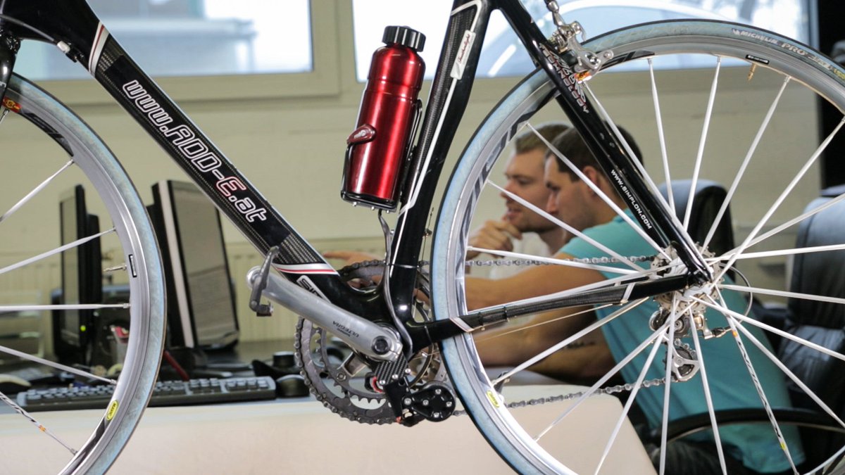 KAPYKUA_Design's tweet photo. MOTORIZAR TU BICI:
Add-e.
Se queda bastante escondido. La instalación es algo engorrosa. Batería independiente. 250W. 790€. https://t.co/LriwjGWdv5