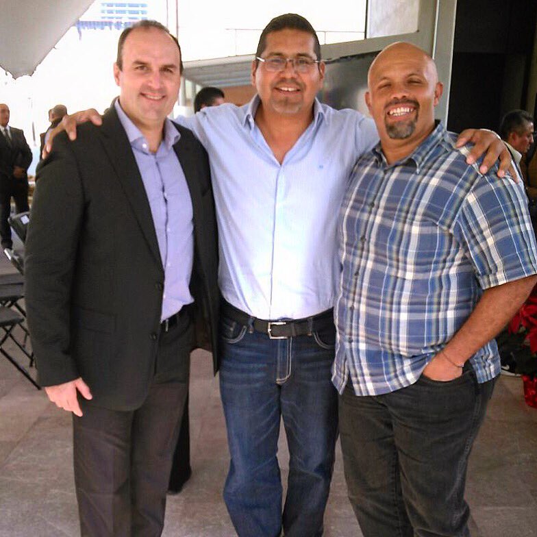 CarlosRosadoV's tweet photo. Un placer volverlos a ver,grandes amigos y compañeros d juego @aztecasudlap Chuy Uresty  Eduardo Bradley #football #family #BleedGreen #CR83 https://t.co/xK4OFoPOQd