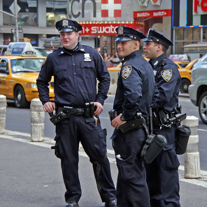 Полицейский сток. Полиция бежит за преступником. Формы arrest. Сон полиция мужчина. Полиция далласа.