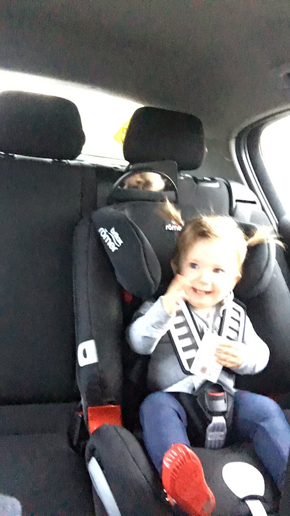 MisterJohninho's tweet photo. @geekydumbblonde she loves it when the car seat's in the car! #betterview #easytocommunicate https://t.co/6VZCyFDt4u