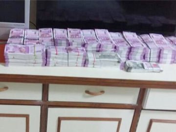 SakshiNews's tweet image. #newnotes #demonitisationofnotes వృద్ధుడి వద్ద రూ. 1.55 కోట్ల కొత్తనోట్లు
goo.gl/HJ5UP8