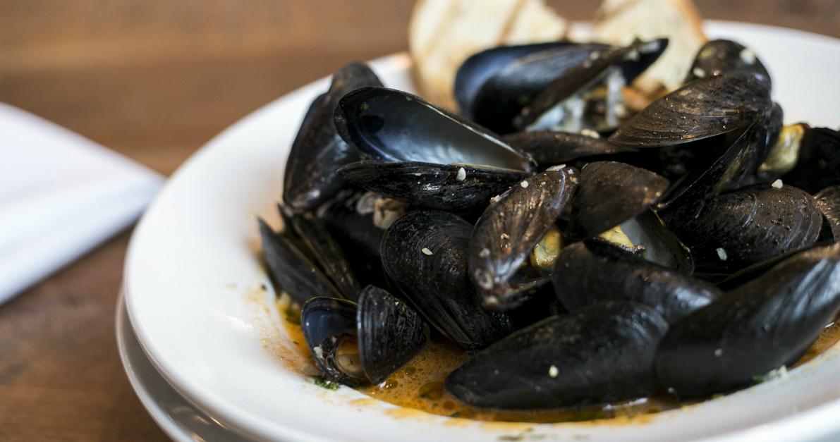 visitchatt's tweet photo. Check out these 5 #CHA #restaurants that pair #food with #livemusic! #Contest - https://t.co/8BG7RXGKPv https://t.co/vGU5Rct71G