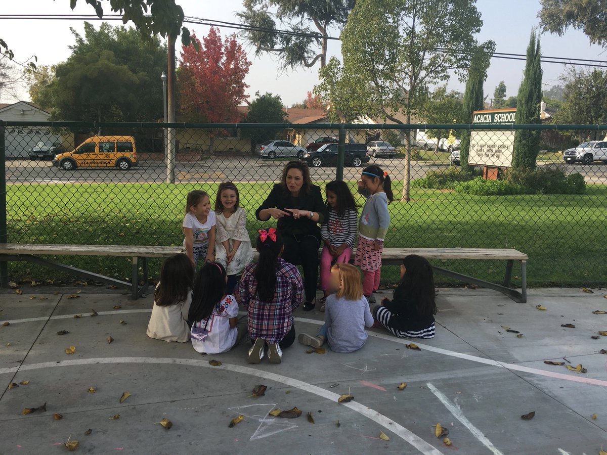 k1pandas's tweet image. We 💚 our principal! How sweet is this picture of our leader in the field bonding with our Kinder #acaciapandas ?! @Acaciapride