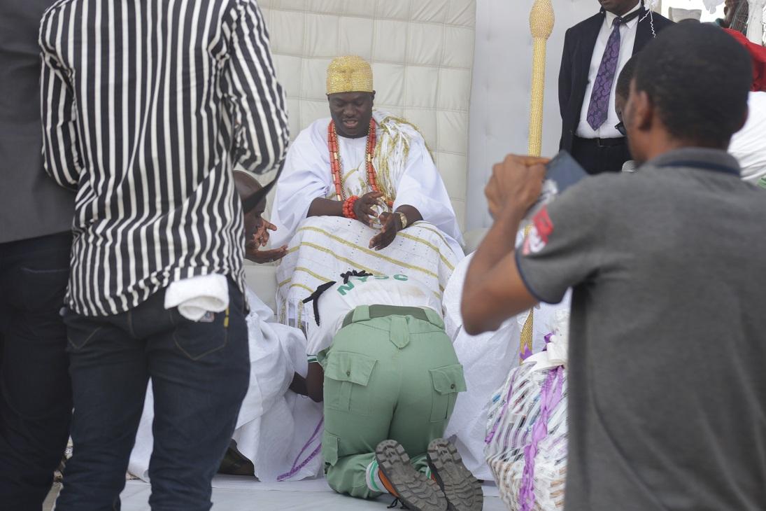 Presentation of gift to OBA Ooni of Ife by a Corps member