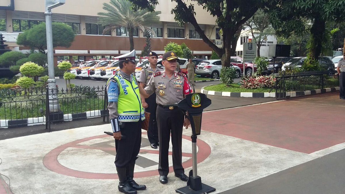 TMCPoldaMetro's tweet photo. 07:11 Kapolda Metro Jaya memberi Penghargaan kepada Aiptu Sutisna korban penganiayaan kemarin 13/12/16 atas kesabarannya https://t.co/537avo7HUF