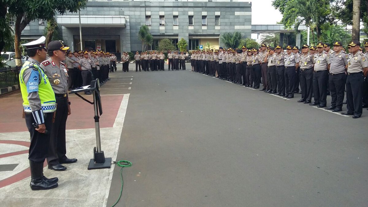 TMCPoldaMetro's tweet photo. 07:11 Kapolda Metro Jaya memberi Penghargaan kepada Aiptu Sutisna korban penganiayaan kemarin 13/12/16 atas kesabarannya https://t.co/537avo7HUF