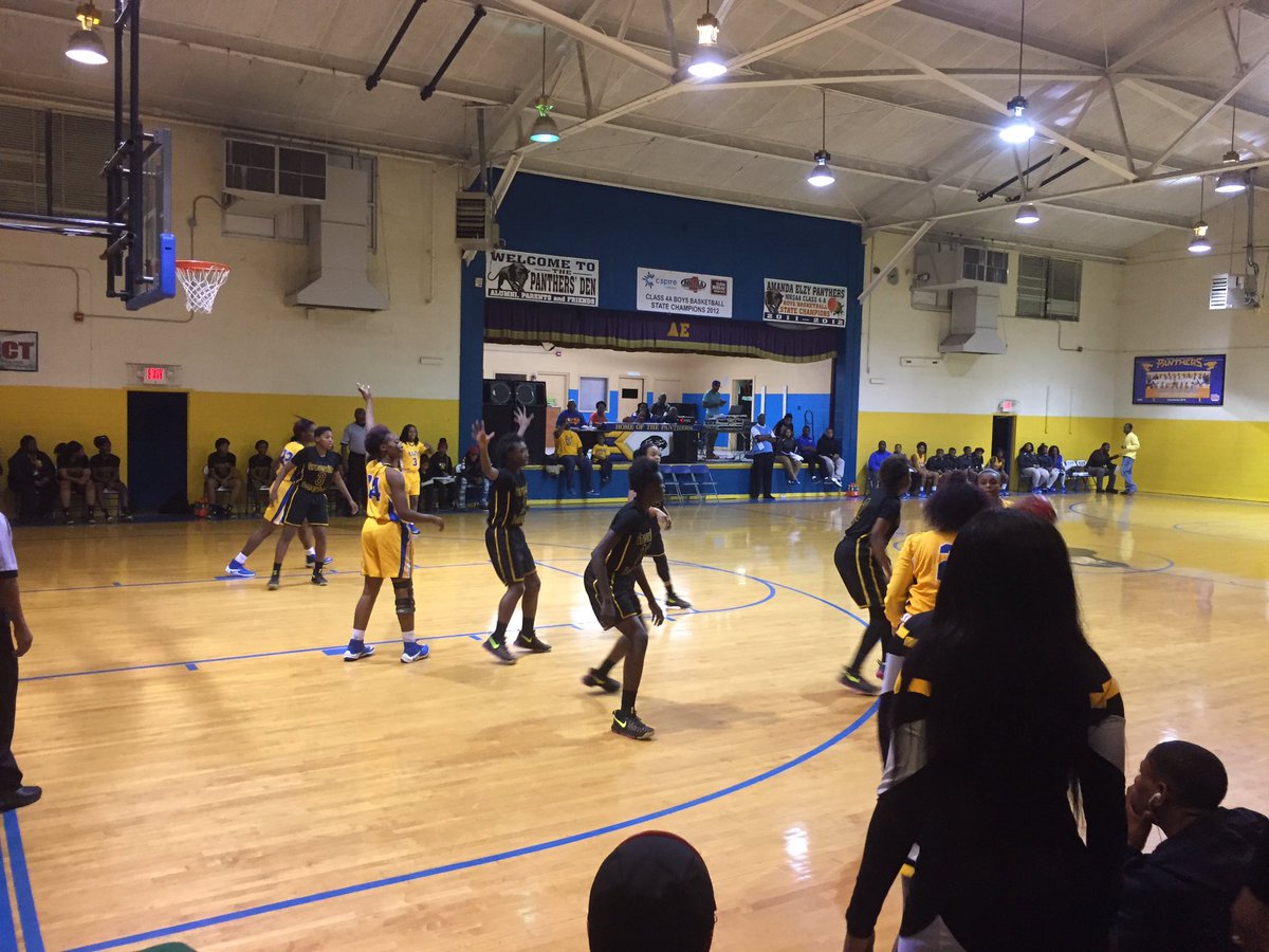 EChinn_PR_GUY's tweet photo. 21-21 tied score at halftime #GHS vs #Elzy. #GoHoneybees🐝🏀 https://t.co/rHYVIUGvQ0