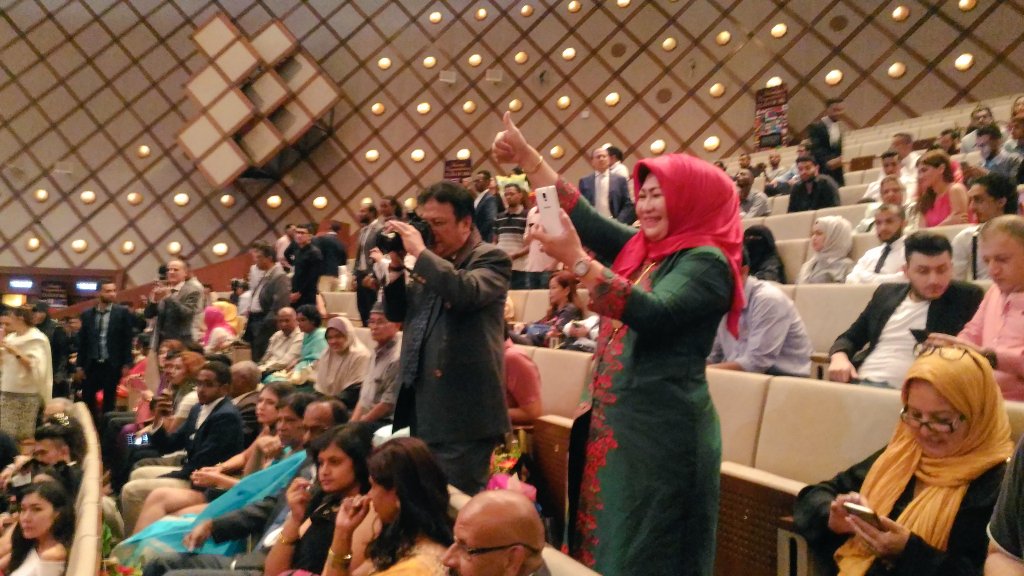 Limkokwing_MY's tweet photo. Proud parents & families are thrilled as they join to celebrate the graduates' special moment at @PICCMalaysia. #LKWGrad2016 #wingstofly https://t.co/v97XaG4u9l