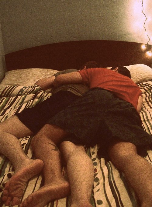 vglapp's tweet photo. RU down for some #brocuddle? 
👉 https://t.co/2WyEMMvWya #gaybros #gaybro #bromo #collegegay #gayjock #hotgay #gayfrat #bichat #gaychat https://t.co/OwBUXK5lnJ