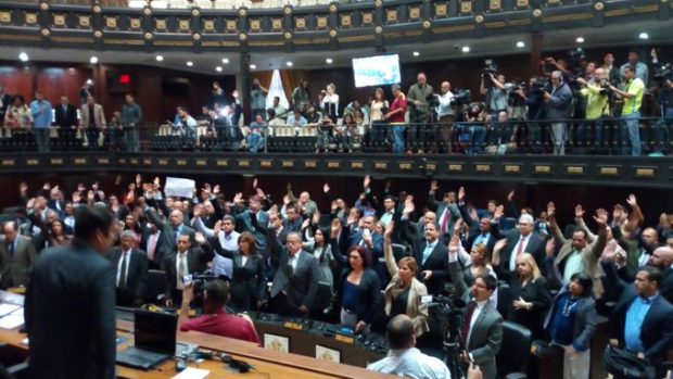 tbenavides1's tweet photo. #ResistenciaVzla #13Dic 
►AN declara responsabilidad política de Maduro y pide un antejuicio de mérito
►¿RESPETARÁ TSJ ESTÁ DECISIÓN? https://t.co/msNvowMemp